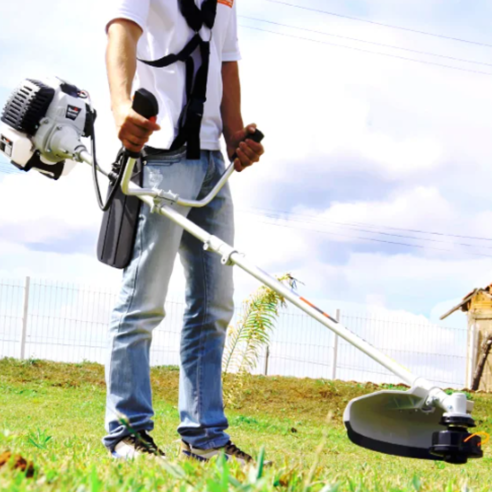 Kit Roçadeira Lateral Toyama TBC43H 42,7CC 1.7HP + 5 Lâminas Profissionais