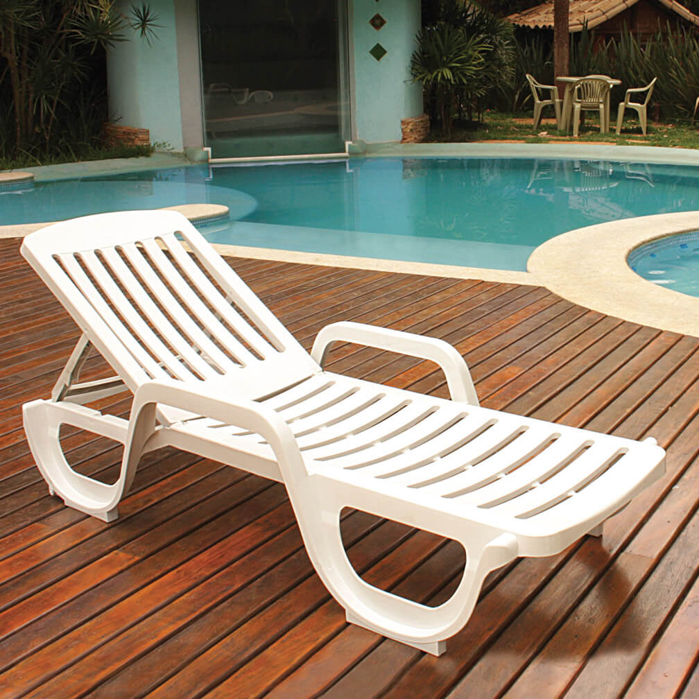 Kit 02 Espreguiçadeira Piscina de Plástico Pitangui Branca com Rodas