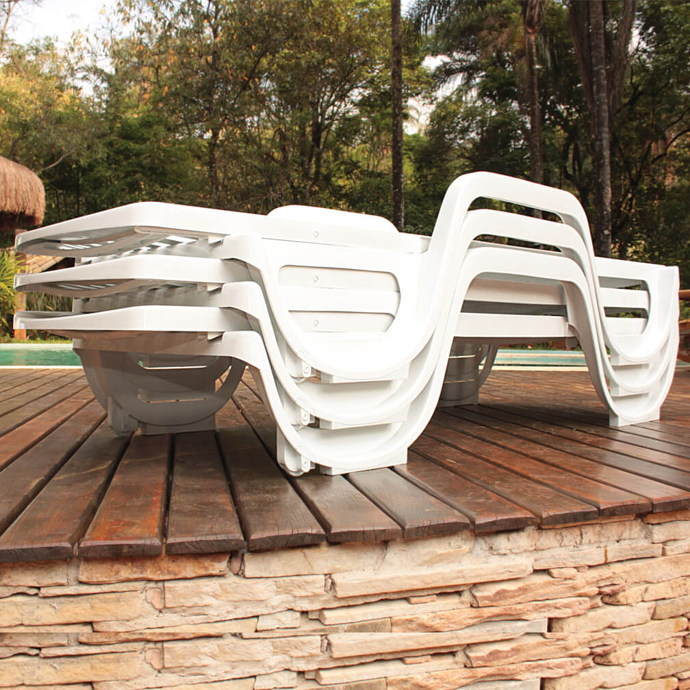 Kit 02 Espreguiçadeira Piscina de Plástico Pitangui Branca com Rodas