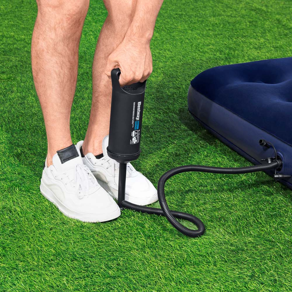 Kit 2 Colchões Infláveis Casal Bestway com Bomba de Ar Manual Para Camping e Visitas