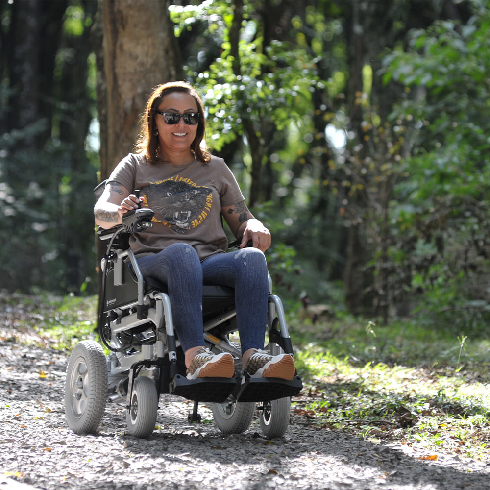 Cadeira de Rodas Motorizada Dobrável em Alumínio até 135Kg Assento de 45cm D1000 Dellamed